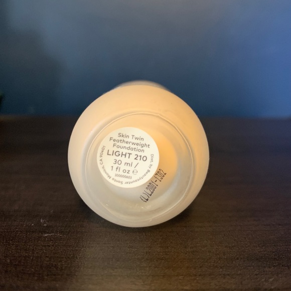 Beautycounter Skin Twin Foundation Light 210 - Picture 2 of 3